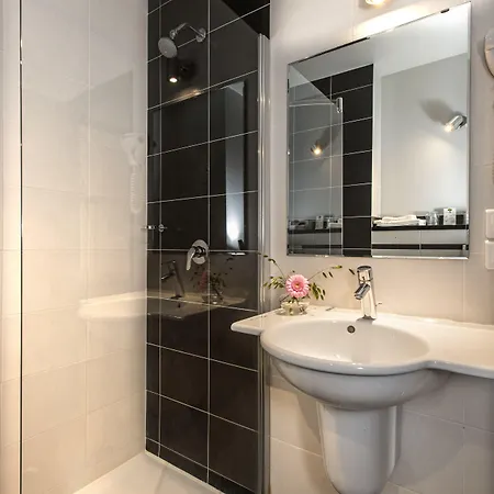 Hotel Logis Hotel Restaurant Du Commerce 2*