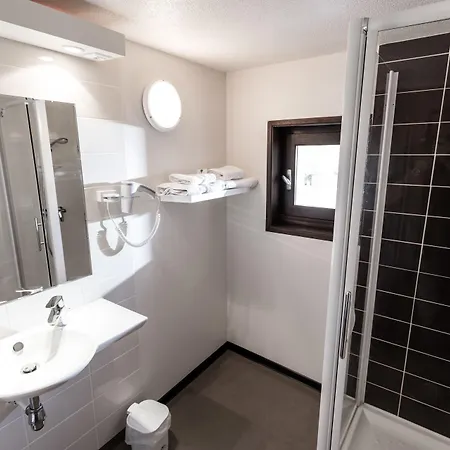 Hotel Logis Hotel Restaurant Du Commerce 2*