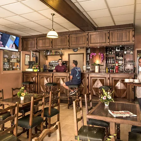 Hotel Logis Hotel Restaurant Du Commerce