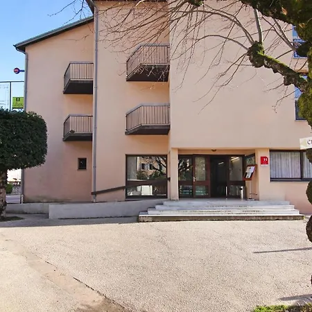 Hotel Logis Hotel Restaurant Du Commerce 2*