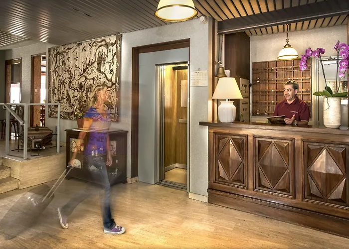 Hotel Logis Hotel Restaurant Du Commerce