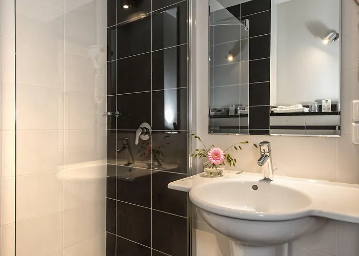 Hotel Logis Hotel Restaurant Du Commerce 2*