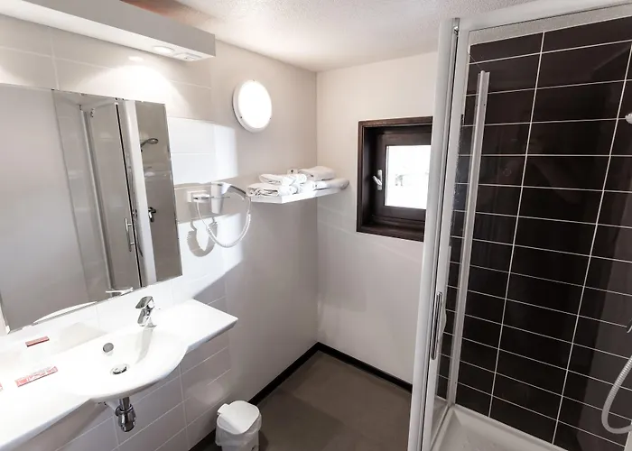 Hotel Logis Hotel Restaurant Du Commerce 2*