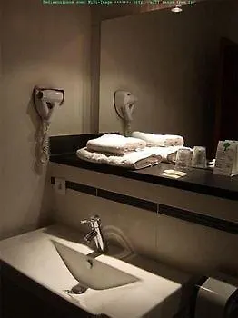 Hotel Logis Hotel Restaurant Du Commerce 2*