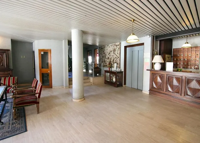 Hotel Logis Hotel Restaurant Du Commerce 2*