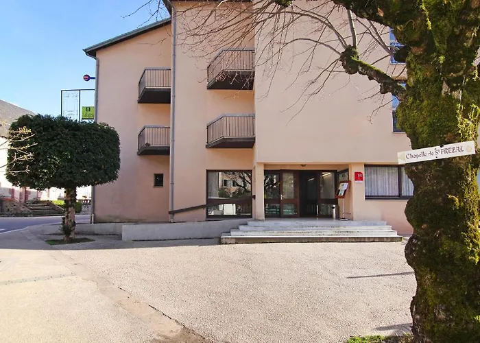 Hotel Logis Hotel Restaurant Du Commerce 2*