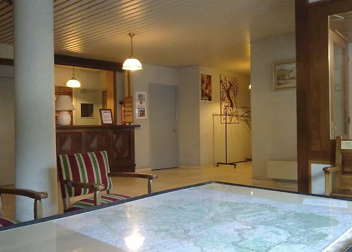 Hotel Logis Hotel Restaurant Du Commerce 2*